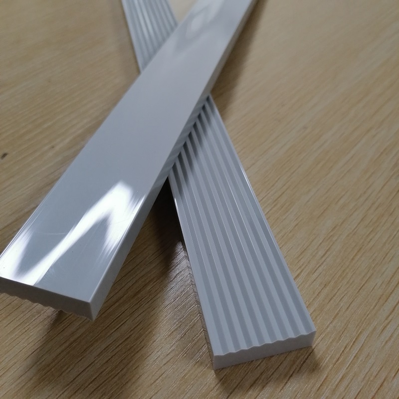 Profilés en plastique personnalisés avec bande plate de profil d'extrusion de PVC de traitement de surface brillant